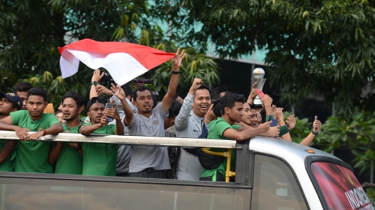 Arak-arakan Timnas U-22 Bersama Trofi Piala AFF 2019