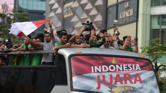 Arak-arakan Timnas U-22 Bersama Trofi Piala AFF 2019