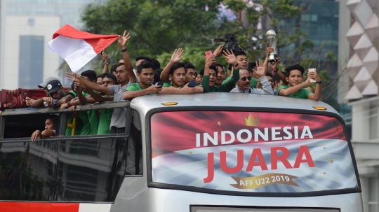 Arak-arakan Timnas U-22 Bersama Trofi Piala AFF 2019