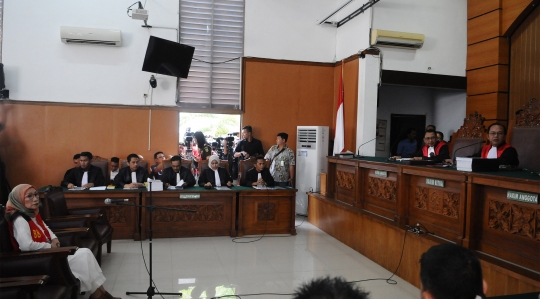 Ratna Sarumpaet Acungkan Dua Jari di Sidang Perdana