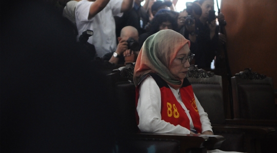 Ratna Sarumpaet Acungkan Dua Jari di Sidang Perdana