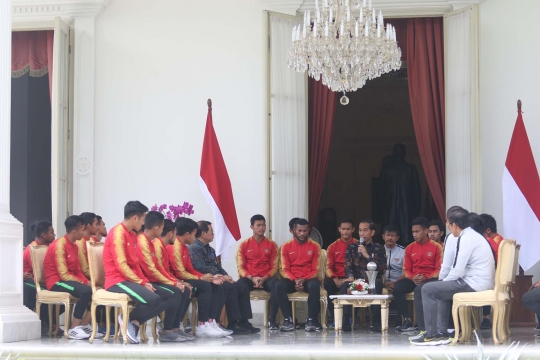 Jokowi Bertemu Timnas U-22 di Istana Merdeka