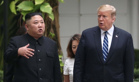 Keakraban Kim Jong-un dan Donald Trump Berbincang di Taman