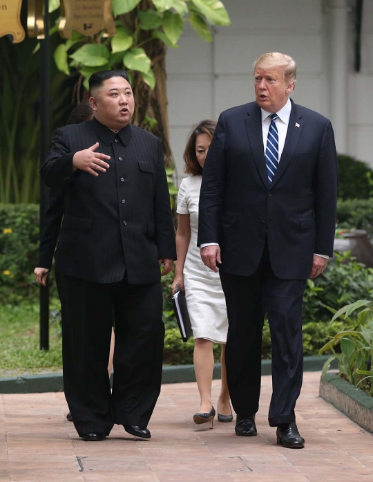 Keakraban Kim Jong-un dan Donald Trump Berbincang di Taman