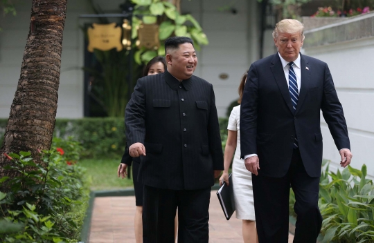 Keakraban Kim Jong-un dan Donald Trump Berbincang di Taman