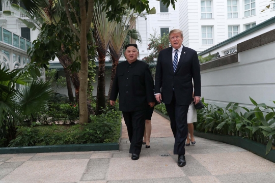 Keakraban Kim Jong-un dan Donald Trump Berbincang di Taman