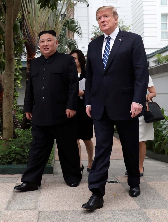 Keakraban Kim Jong-un dan Donald Trump Berbincang di Taman