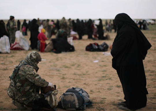 Warga Sipil Suriah Dievakuasi dari Wilayah Terakhir ISIS
