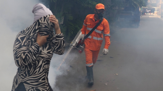 Berantas DBD, Petugas Asapi Rumah Warga Tebet
