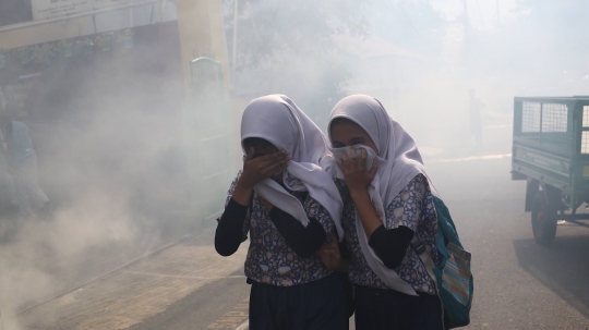 Berantas DBD, Petugas Asapi Rumah Warga Tebet
