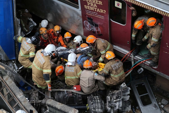 Penyelamatan Dramatis Korban Tabrakan 2 Kereta di Brasil