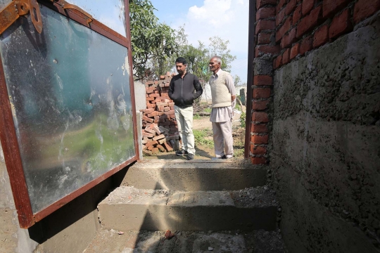 Warga Bangun Bunker di Tengah Konflik India-Pakistan