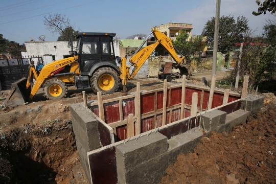 Warga Bangun Bunker di Tengah Konflik India-Pakistan