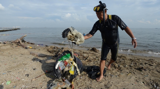 Aksi TNI AL Bersihkan Sampah Plastik di Pantai Ancol