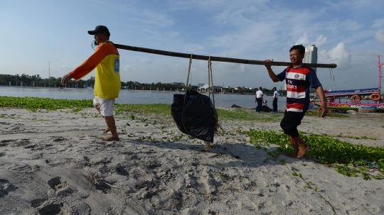 Aksi TNI AL Bersihkan Sampah Plastik di Pantai Ancol