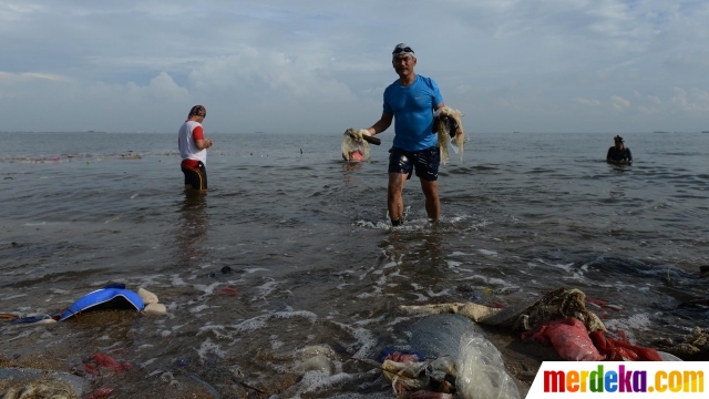 Foto Aksi Tni Al Bersihkan Sampah Plastik Di Pantai Ancol Merdeka Com