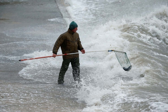 Aksi Para Pria Menangkap Ikan Saat Badai