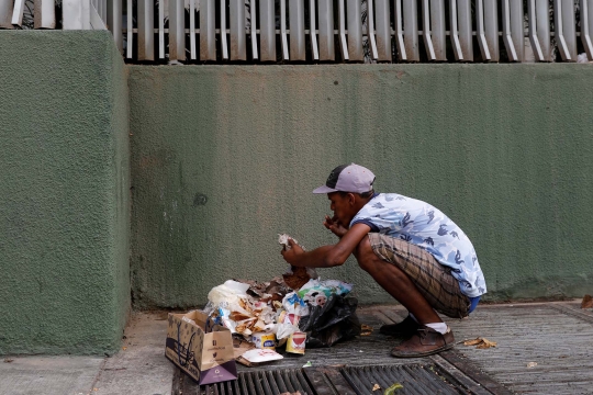 Warga Venezuela Bertahan Hidup dengan Makan Sampah