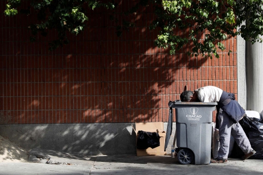 Warga Venezuela Bertahan Hidup dengan Makan Sampah