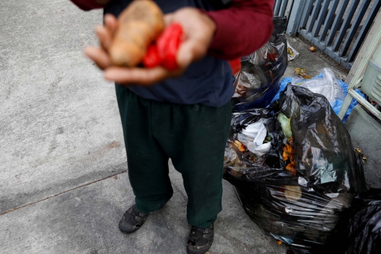 Warga Venezuela Bertahan Hidup dengan Makan Sampah