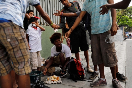 Warga Venezuela Bertahan Hidup dengan Makan Sampah