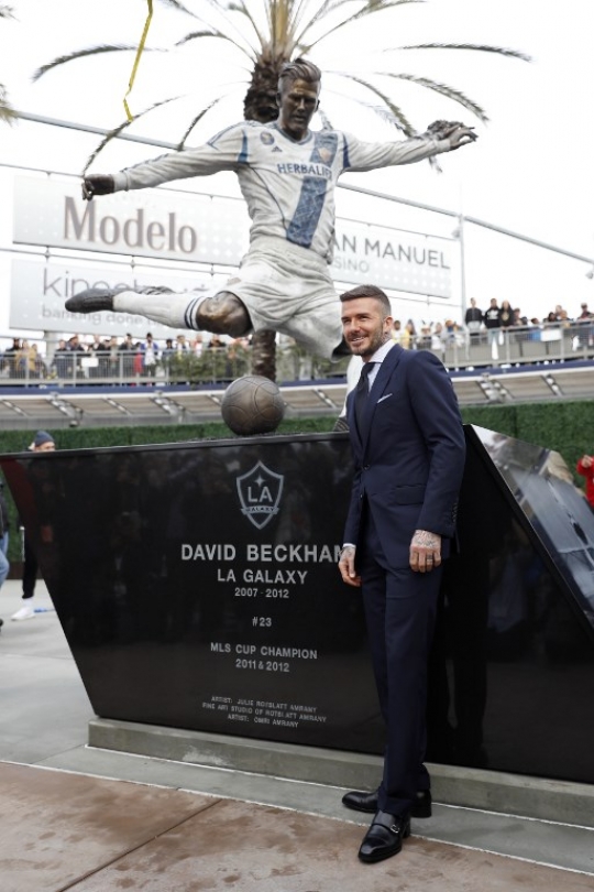 Gaya David Beckham Gandeng Istri Berpose di Depan Patung Barunya