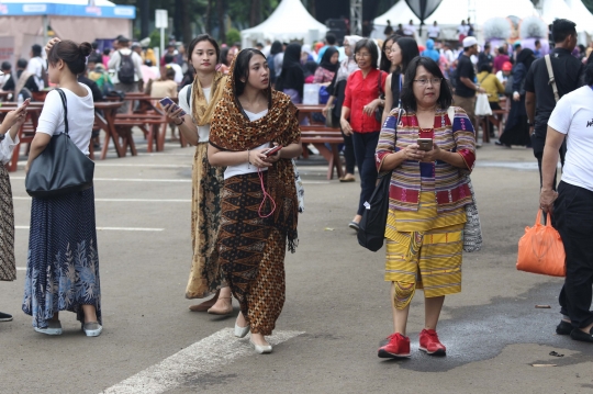 Muda Mudi Meriahkan Festival Sarung Indonesia 2019 di GBK