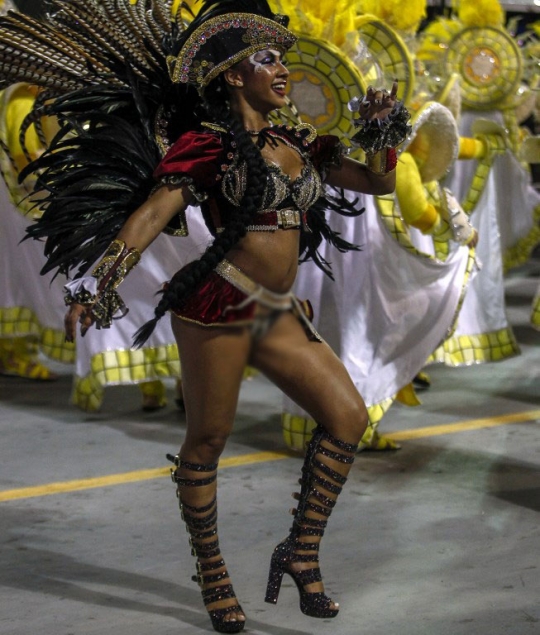 Goyang Penari Samba Panaskan Karnaval di Sao Paulo