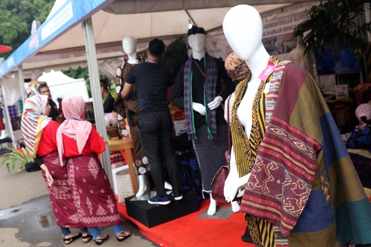 Melihat Produk Kain Tenun di Festival Sarung Indonesia 2019