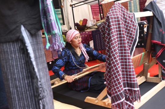 Melihat Produk Kain Tenun di Festival Sarung Indonesia 2019