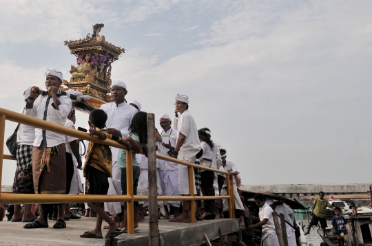 Tradisi Melasti Menjelang Perayaan Nyepi di Pura Segara