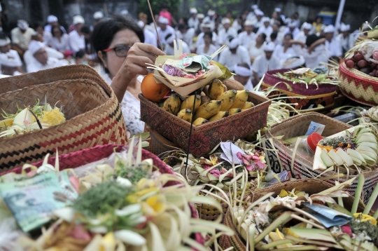 Tradisi Melasti Menjelang Perayaan Nyepi di Pura Segara