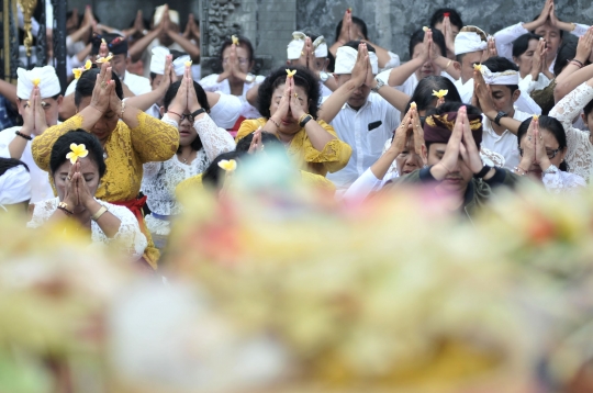 Tradisi Melasti Menjelang Perayaan Nyepi di Pura Segara