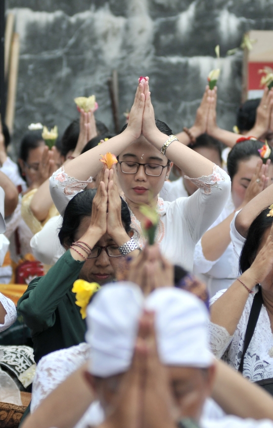 Tradisi Melasti Menjelang Perayaan Nyepi di Pura Segara