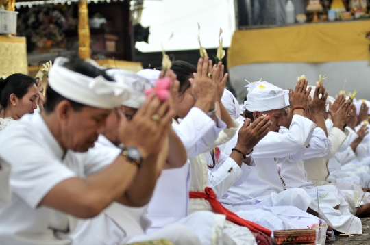 Tradisi Melasti Menjelang Perayaan Nyepi di Pura Segara