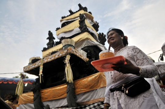 Tradisi Melasti Menjelang Perayaan Nyepi di Pura Segara