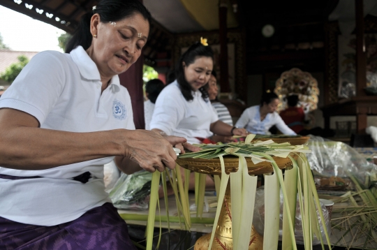 Tradisi Ngayah Perempuan Umat Hindu Jelang Nyepi