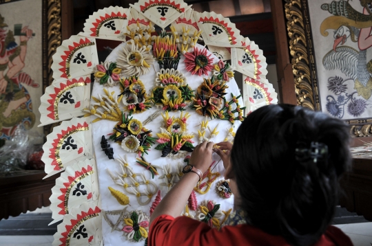 Tradisi Ngayah Perempuan Umat Hindu Jelang Nyepi