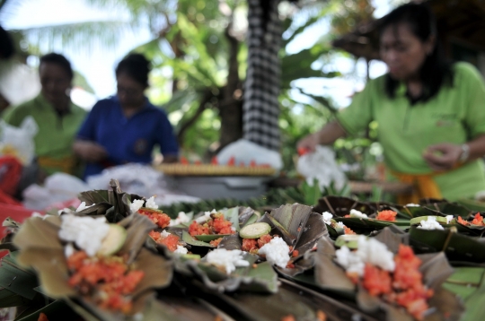 Tradisi Ngayah Perempuan Umat Hindu Jelang Nyepi