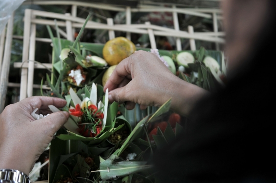 Tradisi Ngayah Perempuan Umat Hindu Jelang Nyepi