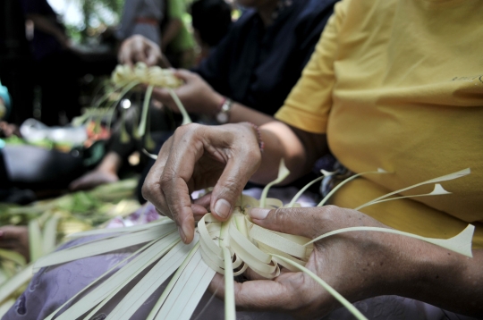 Tradisi Ngayah Perempuan Umat Hindu Jelang Nyepi