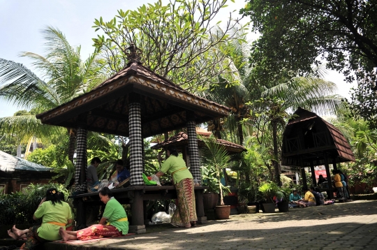 Tradisi Ngayah Perempuan Umat Hindu Jelang Nyepi