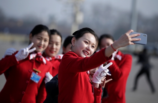 Deretan Petugas Cantik di Kongres Rakyat Nasional China