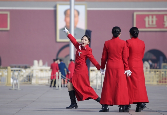 Deretan Petugas Cantik di Kongres Rakyat Nasional China