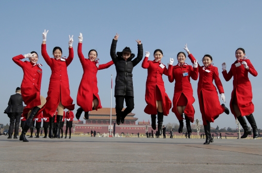 Deretan Petugas Cantik di Kongres Rakyat Nasional China