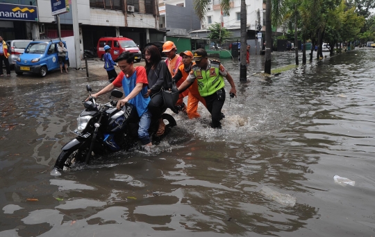 Banjir Genangi Kawasan Green Garden dan Jelambar