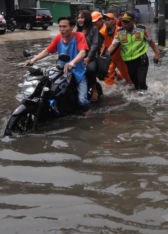 Banjir Genangi Kawasan Green Garden dan Jelambar