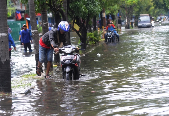 Banjir Genangi Kawasan Green Garden dan Jelambar