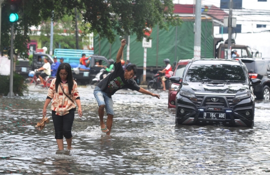 Banjir Genangi Kawasan Green Garden dan Jelambar