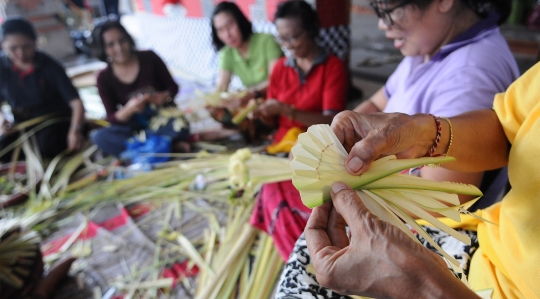 Persiapan Upacara Mecaru di Pura Tribhuana Agung